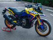 Kit de adhesivos Suzuki v-strom 800 de uniracing, montado en la moto. Foto en el con luz natural.
