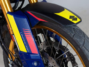 Foto detalle del kit de adhesivos de Uniracing para la Suzuki V-strom 800 en la parte del cubre horquilla. 
