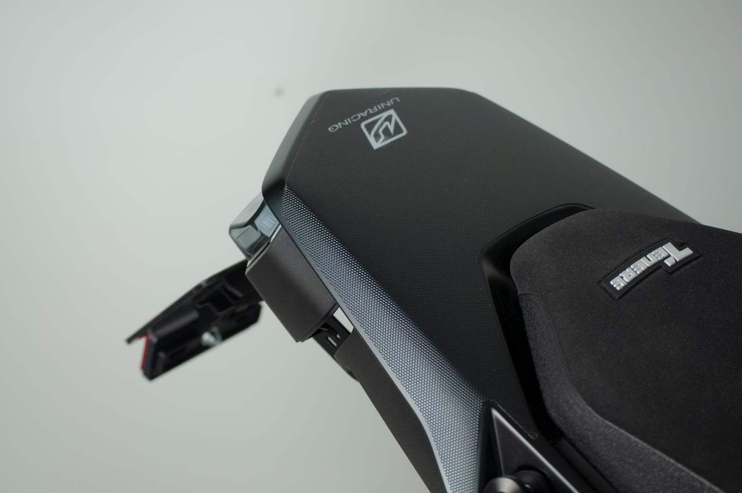 Adhesivo vinilo protector Yamaha Tenere 700  2025 (Colín y portanúmeros + protector basculante) - Unitransfer Marking Systems, S.L.