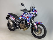 Africa Twin 1100 con kit de adhesivos completo (Diseño Kirian Mirabet Blanco, azúl y rojo)