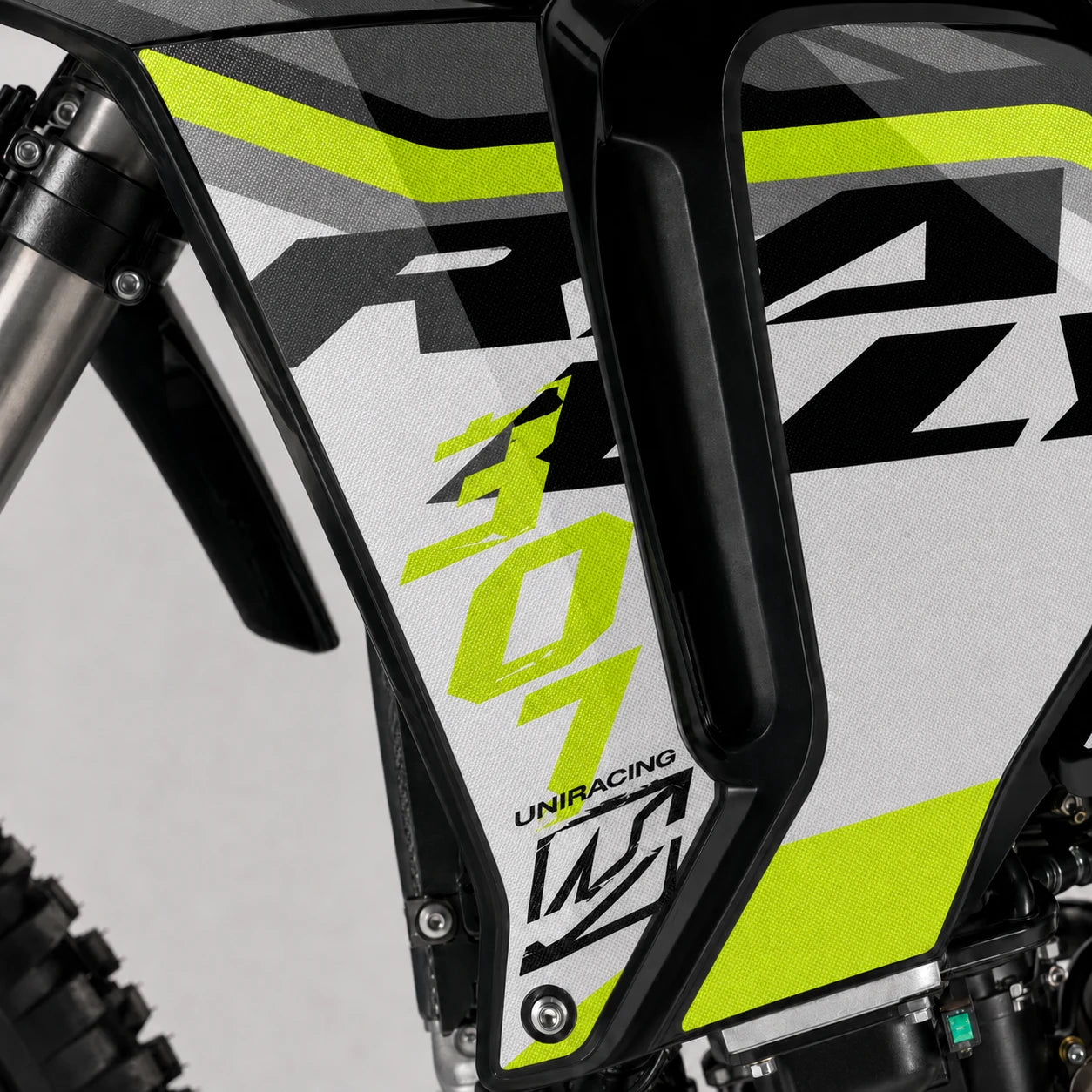 Detalle real del relieve de GRASTEC en un kit Rieju 307 Rally